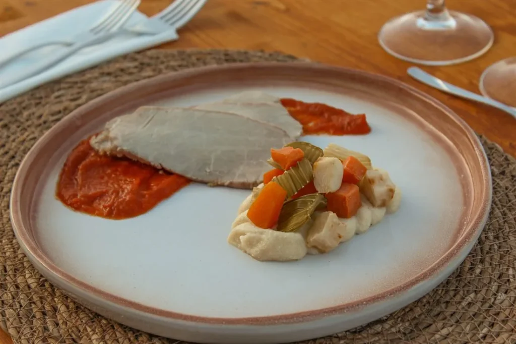 A dish made with local ingredients, served on an esparto tablecloth